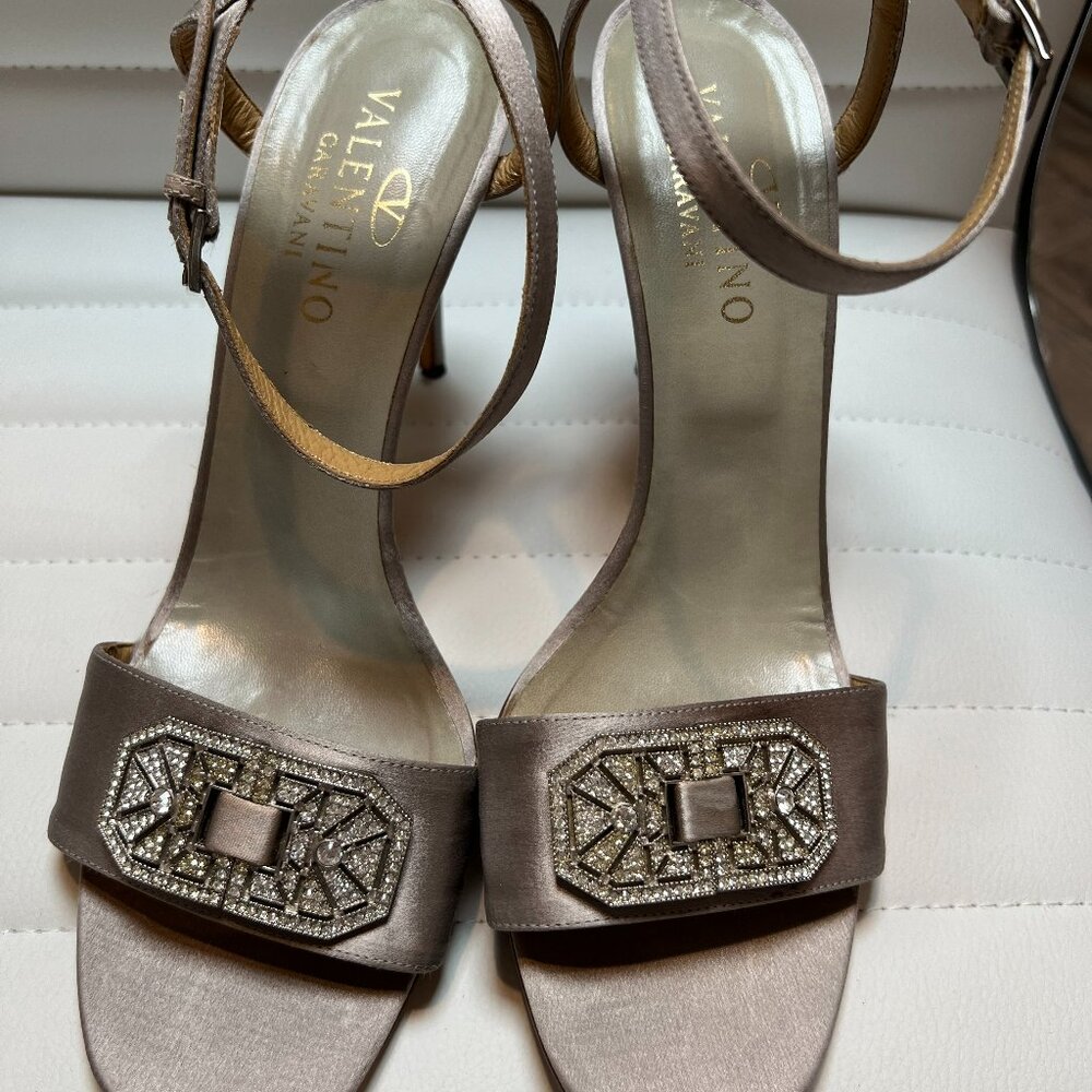 VALENTINO GARAVANI high heels in gray shiny fabric. Size 9.5
